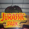 2 personas que tiran el dinosaurio de Arcade Machines Jurassic Game Console para el adulto interior