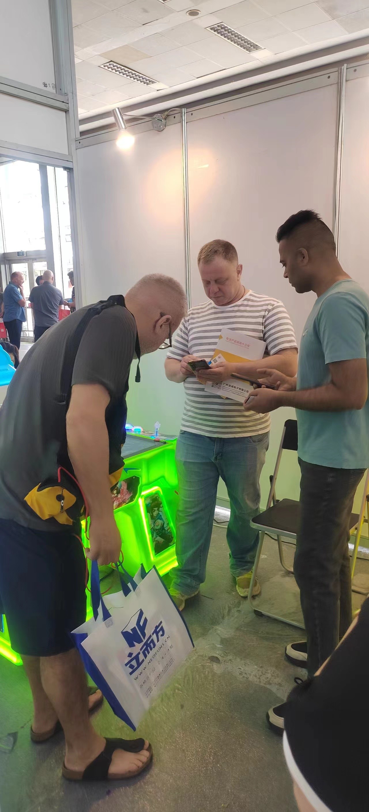 último caso de la compañía sobre Equipo de diversión Yuxin brilla en la exposición, atrayendo a comerciantes de varios países para pedir máquinas de diversión para patios de recreo para niños