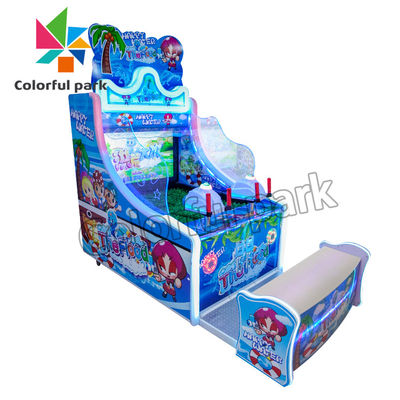 Niño que tira Arcade Machine, soporte congelado del agua del sostenido encima de Arcade Machine Acrylic